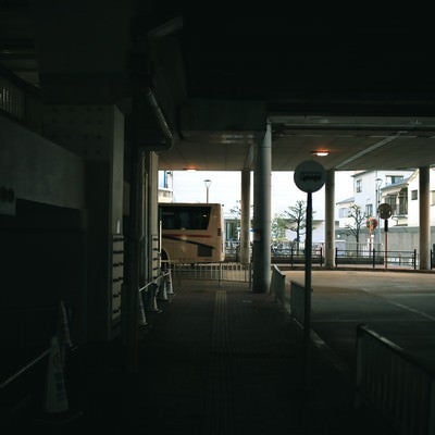薄暗いバス停留所の写真