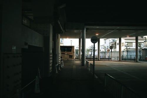 薄暗いバス停留所の写真