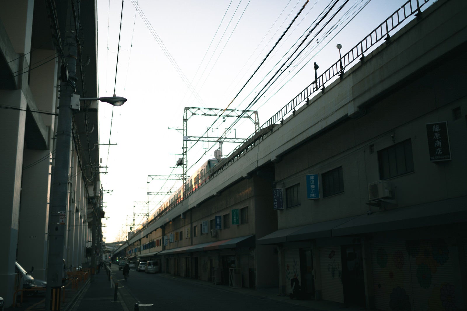 「高架下を利用した商店街」の写真