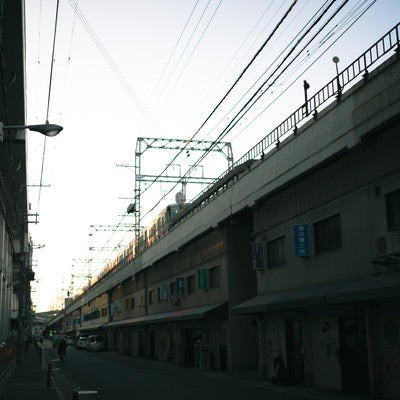 高架下を利用した商店街の写真