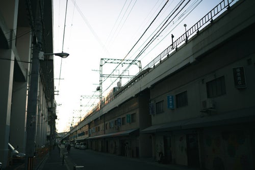 高架下を利用した商店街の写真