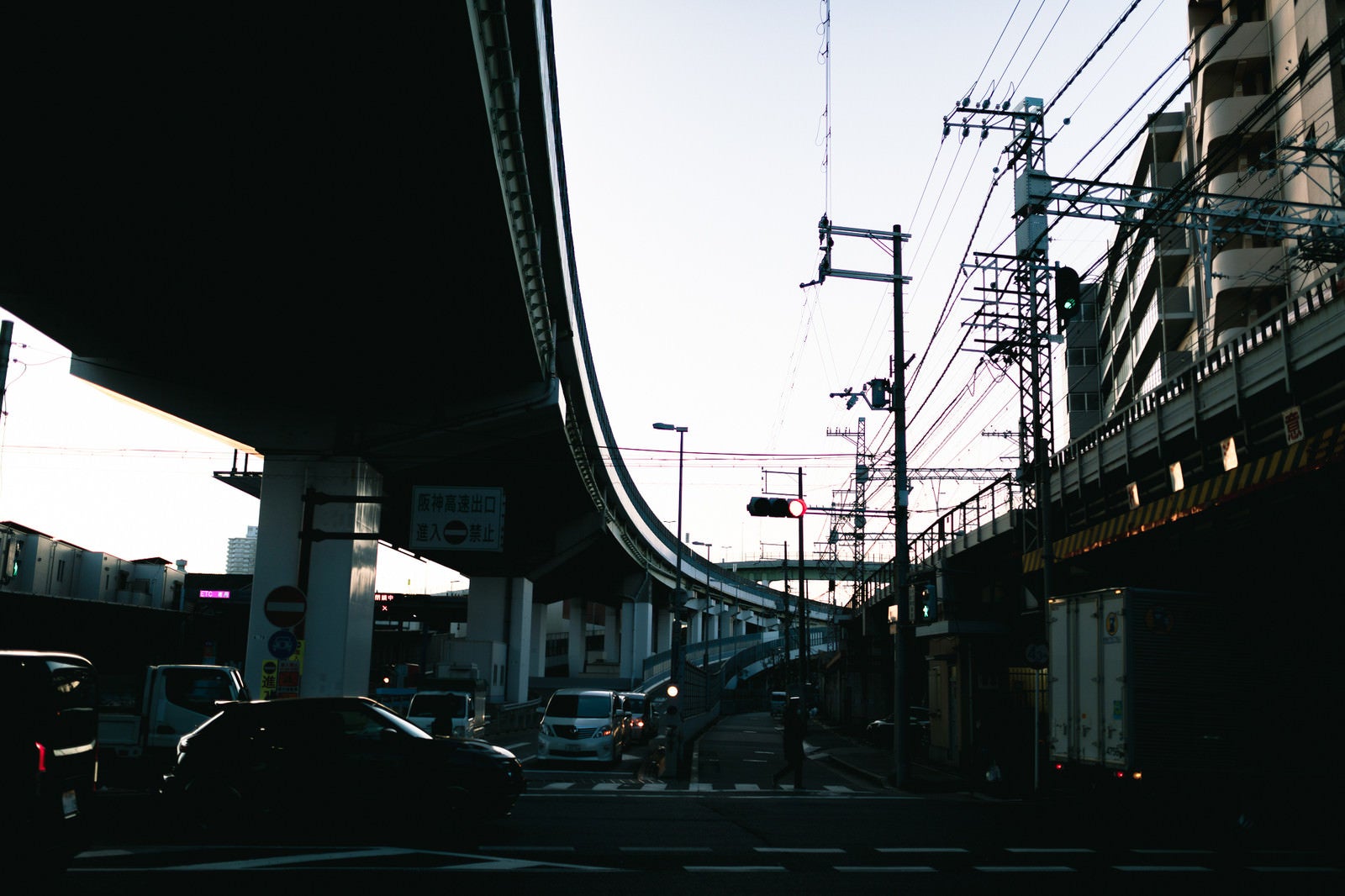 「高速道路出口と高架橋」の写真