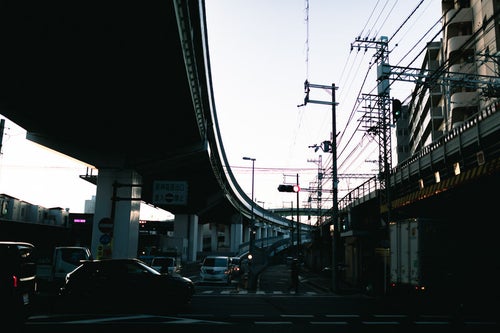 高速道路出口と高架橋の写真