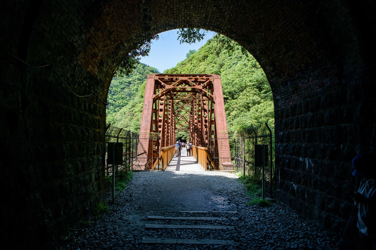 「トンネルから見た赤い鉄道橋（JR福知山線廃線敷）」の写真
