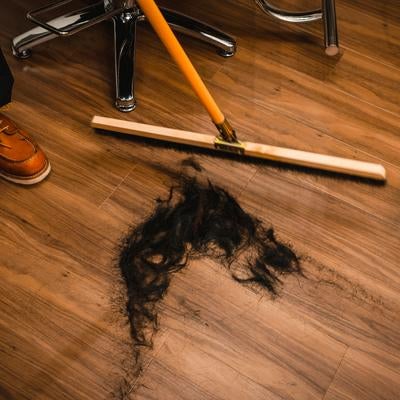 カットされた黒い髪の毛が散らばっている様子の写真