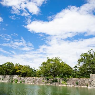 堅牢なる守り 広島城の石垣と堀の写真