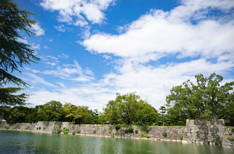 堅牢なる守り 広島城の石垣と堀の写真