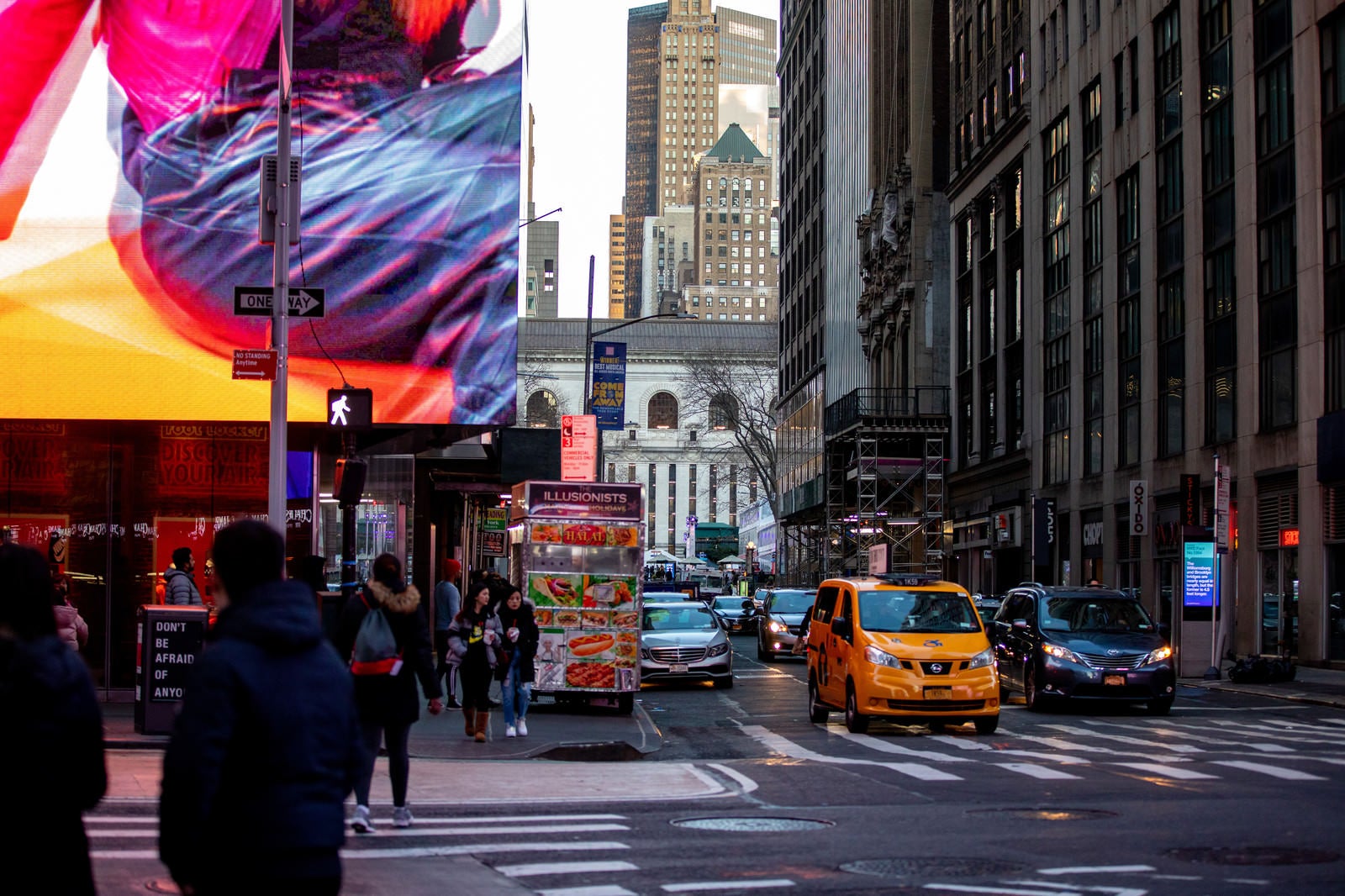 「ニューヨークの横断歩道と街並み」の写真
