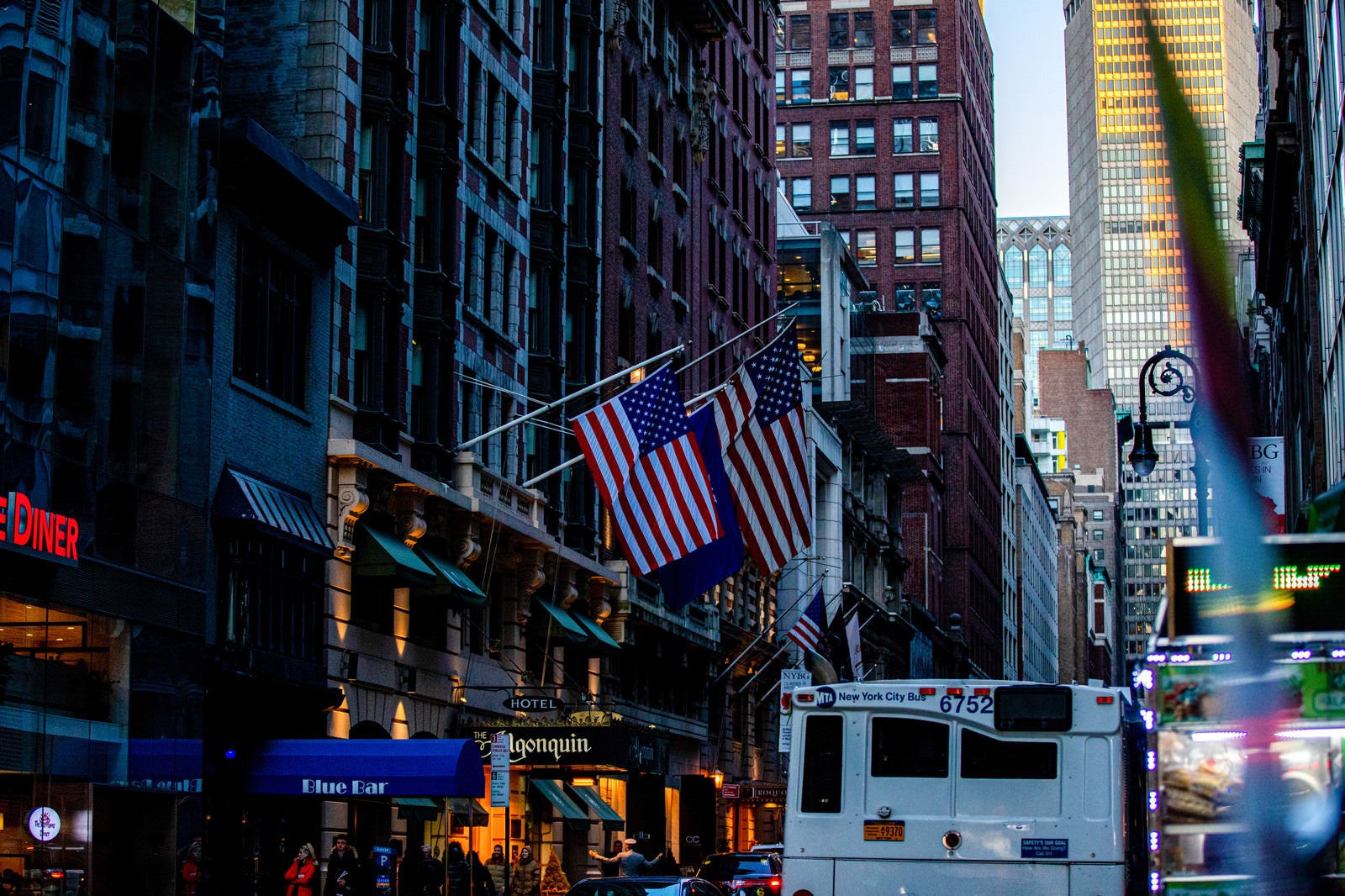 「ニューヨークの街並みとアメリカ国旗」の写真