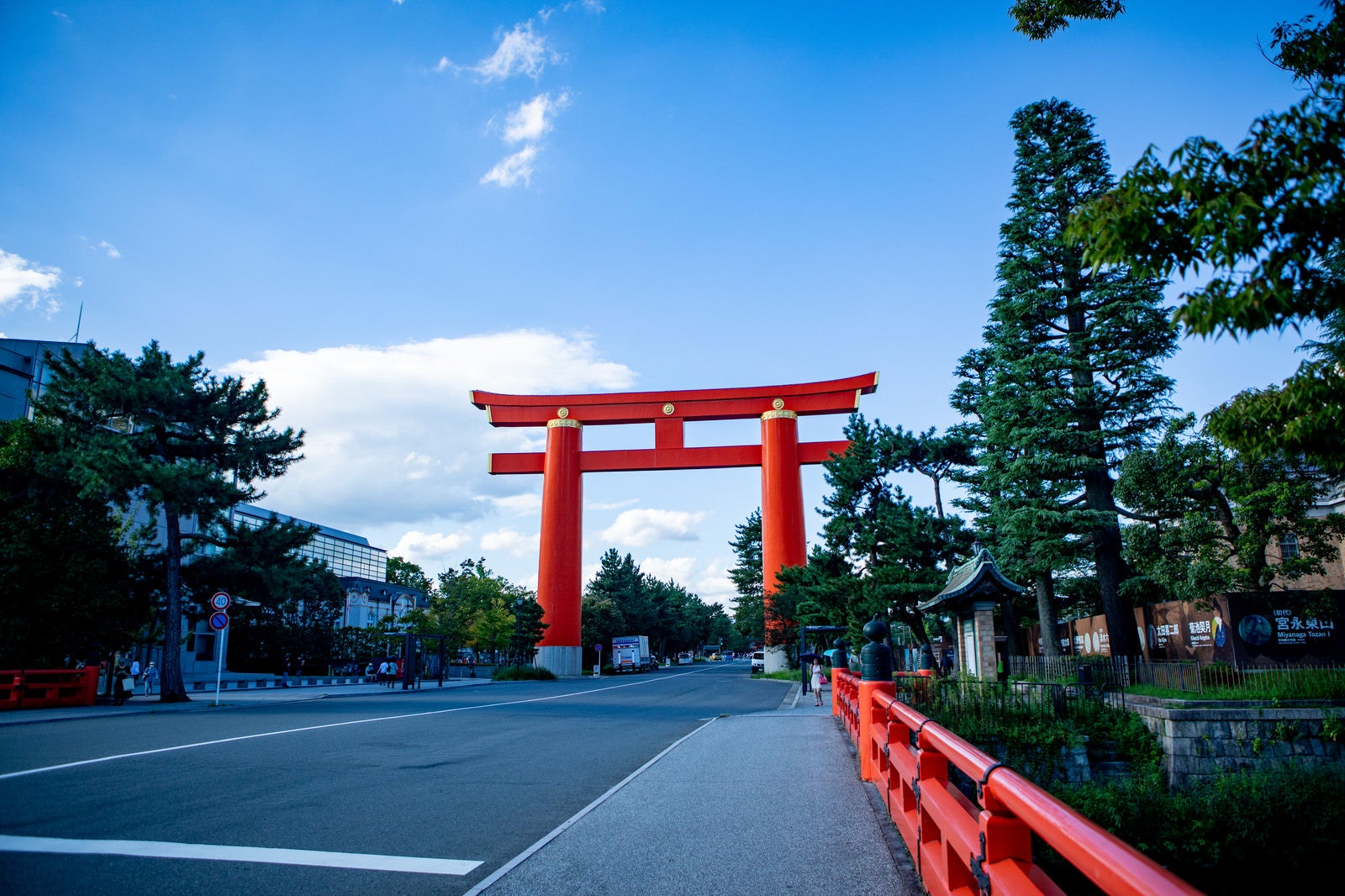 「車道をまたぐ平安神宮の大鳥居（京都府）」の写真