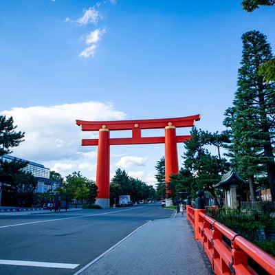 車道をまたぐ平安神宮の大鳥居（京都府）の写真