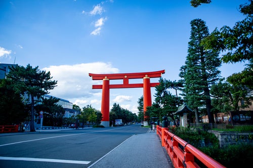 車道をまたぐ平安神宮の大鳥居（京都府）の写真