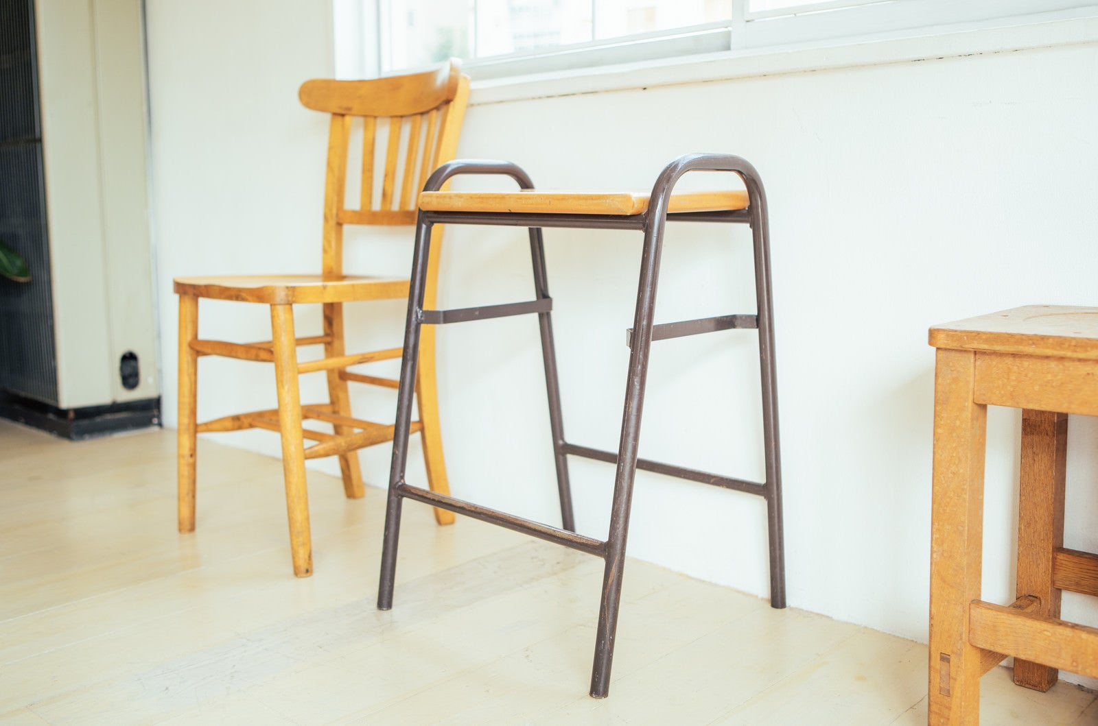 「木製の椅子の間に置かれたサイドテーブル」の写真