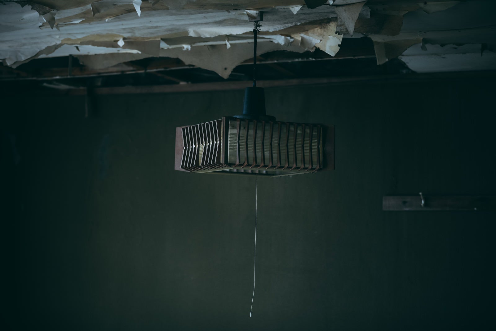 「廃墟で見つけたレトロな照明器具」の写真