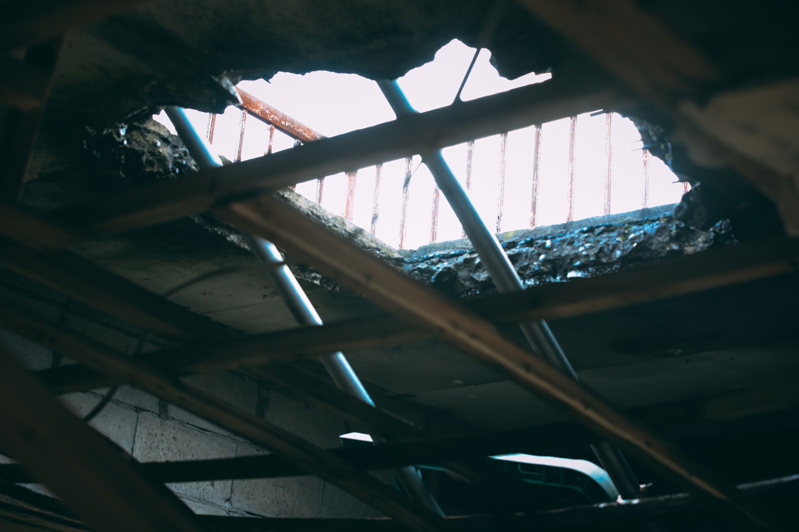 「廃墟で崩れた天井から見る光」の写真