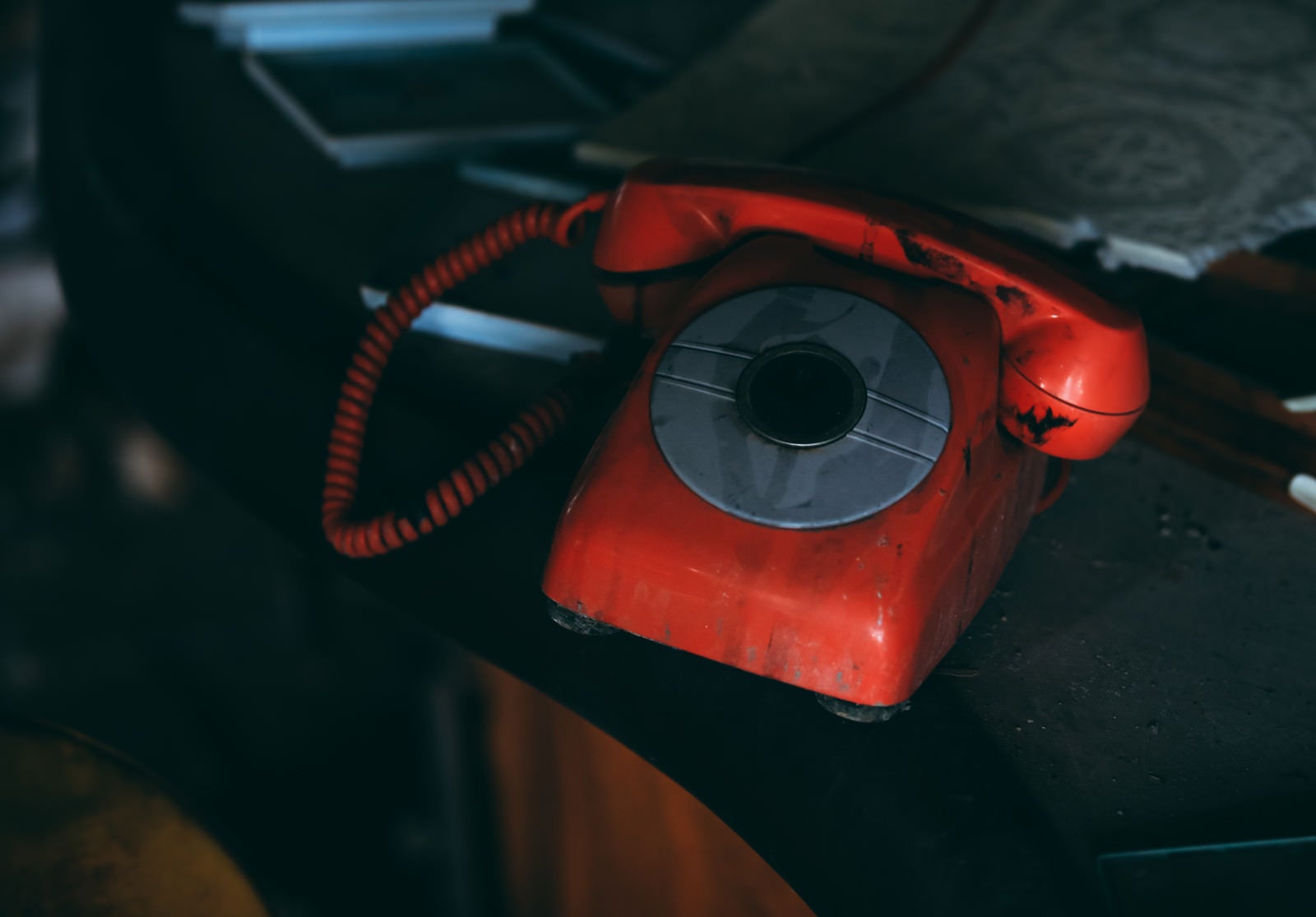 「二度と鳴らない廃墟の赤電話」の写真