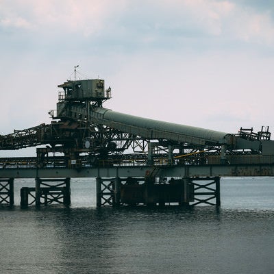 海の上の工業施設の写真