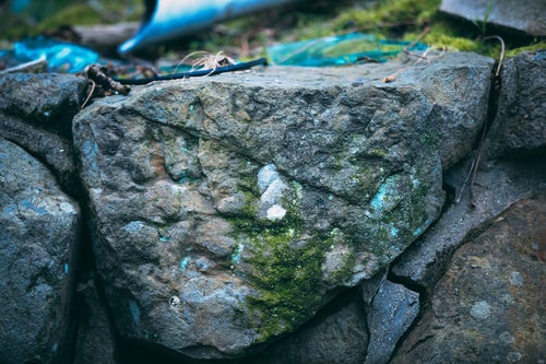 汚れと苔の生えた岩の写真