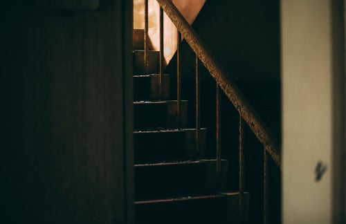 錆びついた階段を覗くの写真