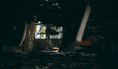 天井が崩れ落ちる廃墟の写真