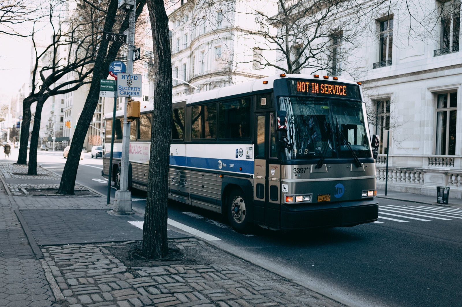 「バス停留所から発進するバス（ニューヨークの市街）」の写真