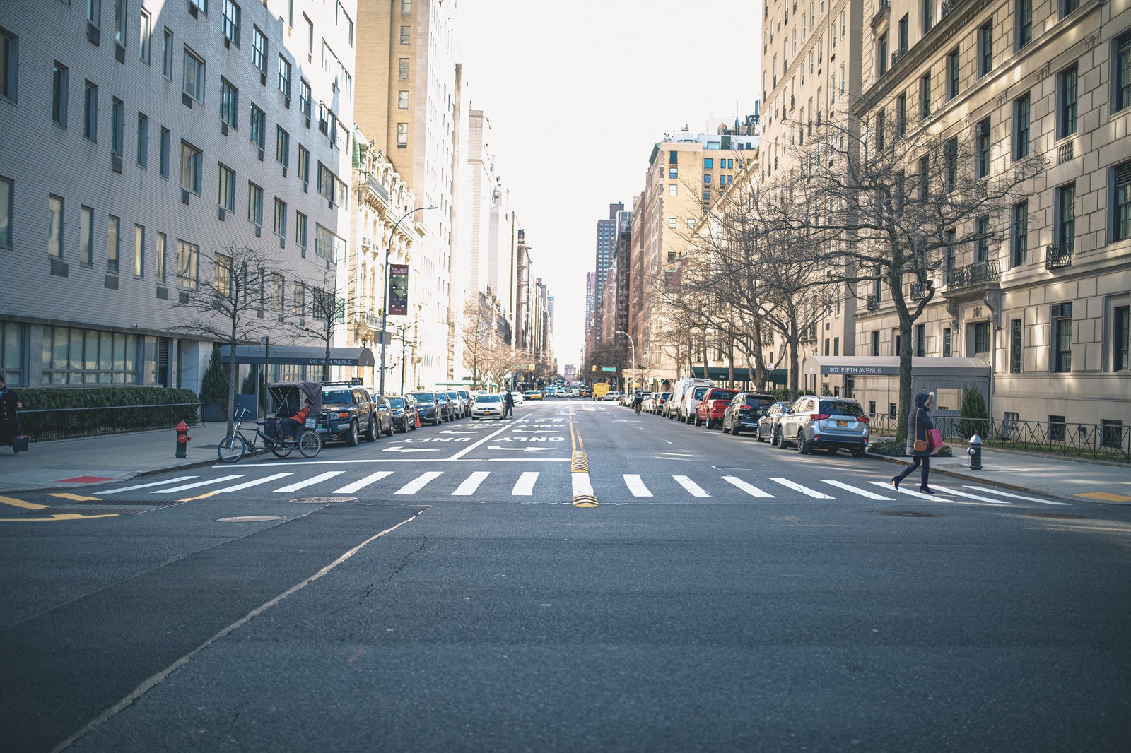 「ニューヨークの横断歩道を渡る通行人」の写真