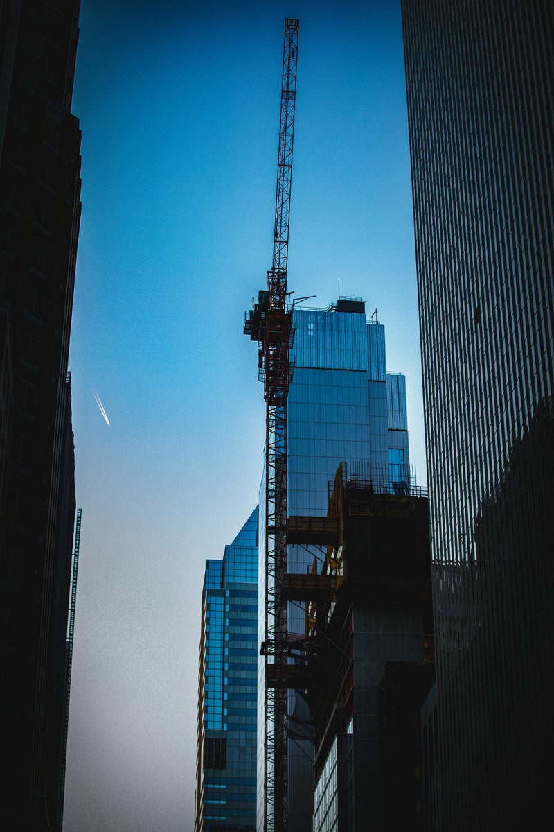 「高層ビルとタワークレーン」の写真