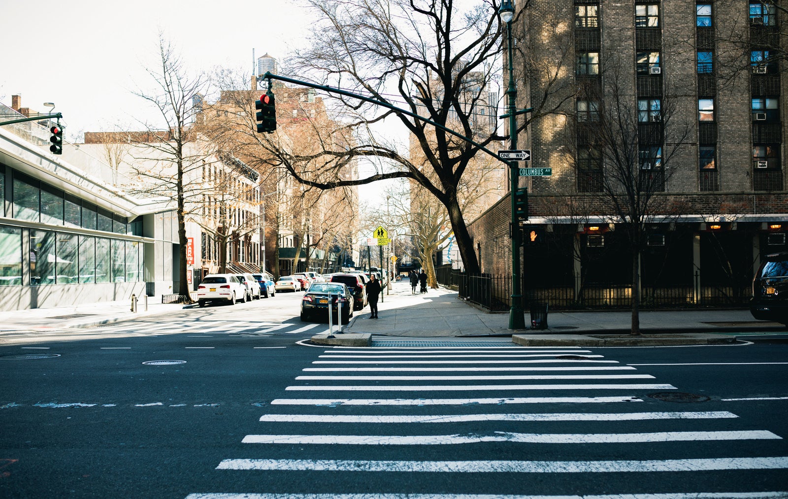 「横断歩道で信号待ちするニューヨーカー」の写真