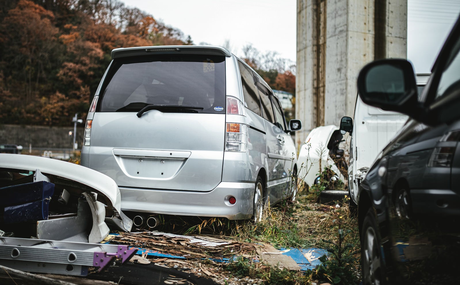 「廃車工場に停められている自動車」の写真