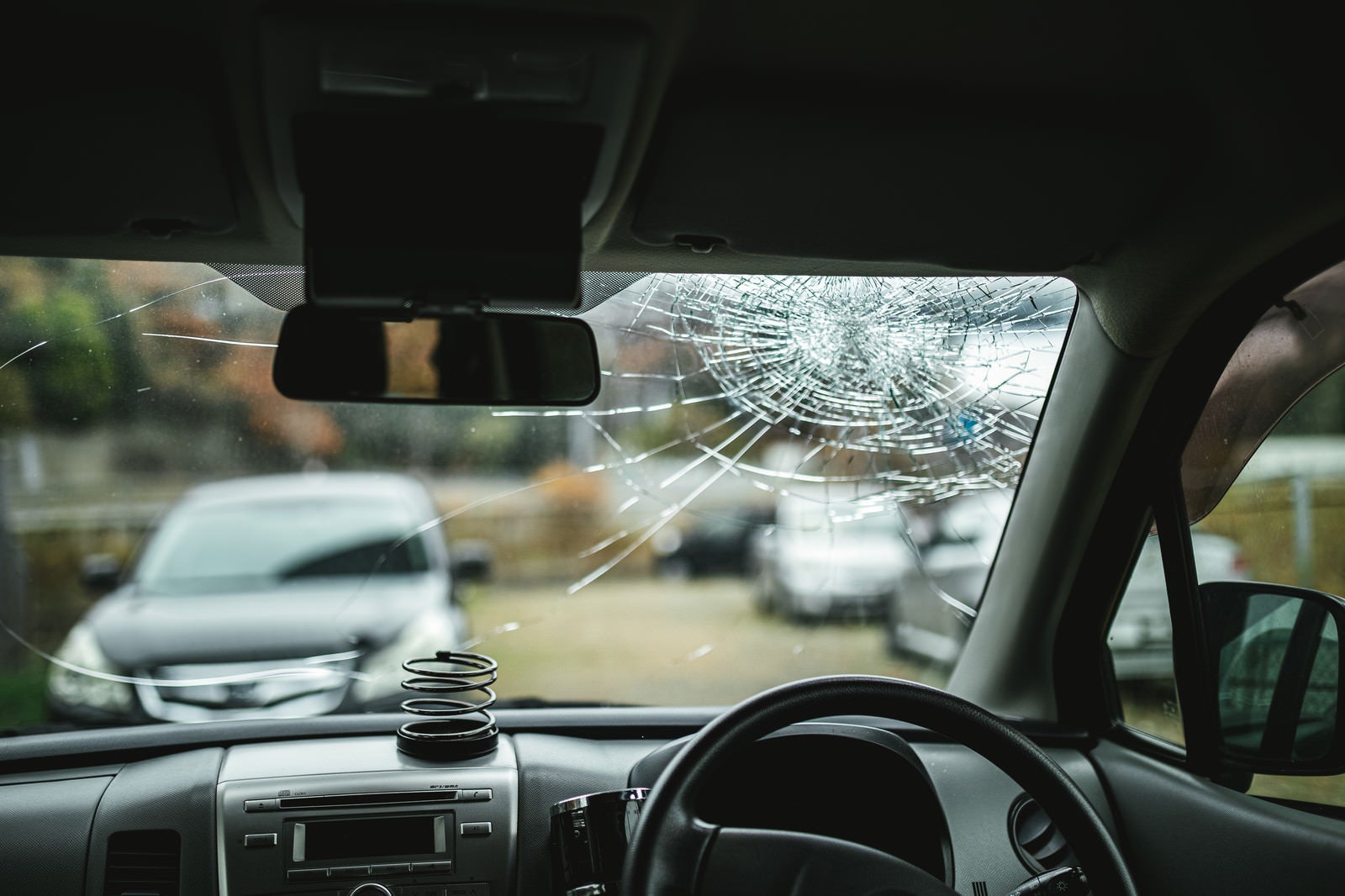 「交通事故を起こした車内の様子（フロントガラスのヒビ）」の写真