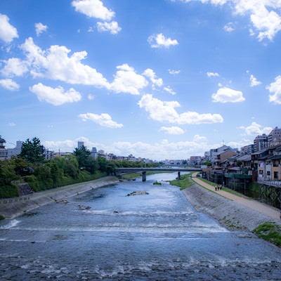 どこまでも続く青空と鴨川（京都府）の写真