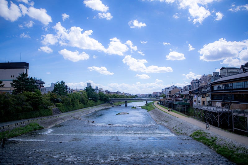 どこまでも続く青空と鴨川（京都府）の写真
