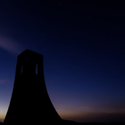 美ヶ原高原のシンボル「美しの塔」（夜景）の写真