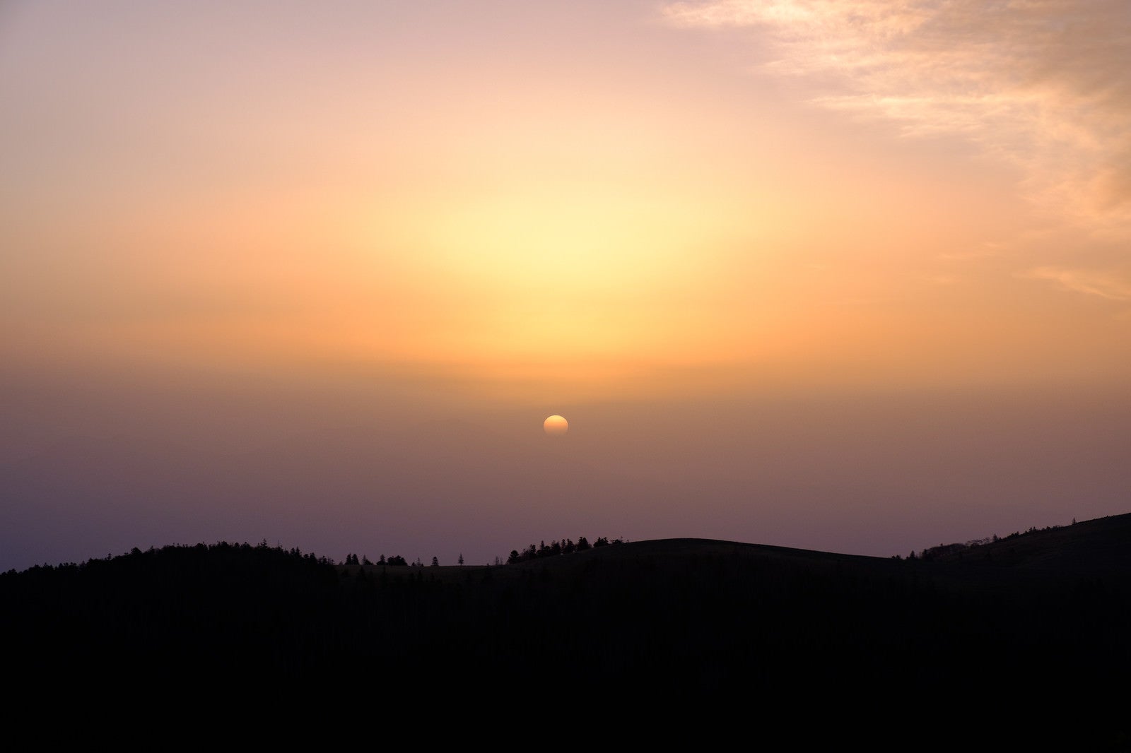 「美ヶ原高原の夕焼けシルエット」の写真