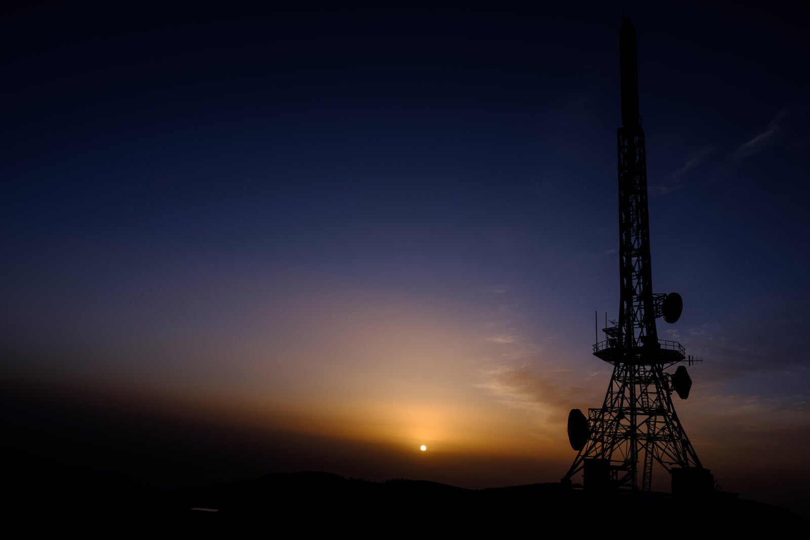 「日没と鉄塔」の写真