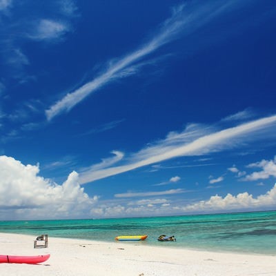 沖縄の白い砂浜とビーチの写真