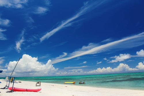 沖縄の白い砂浜とビーチの写真