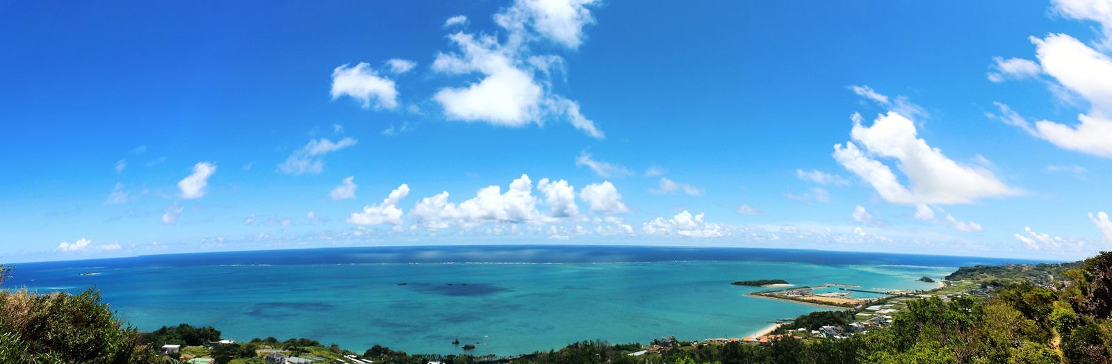 「パノラマ写真：沖縄の高台から望む海」の写真