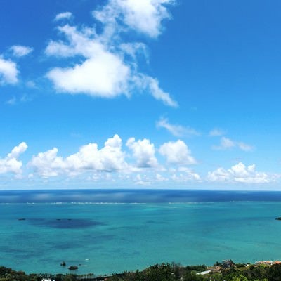 パノラマ写真：沖縄の高台から望む海の写真