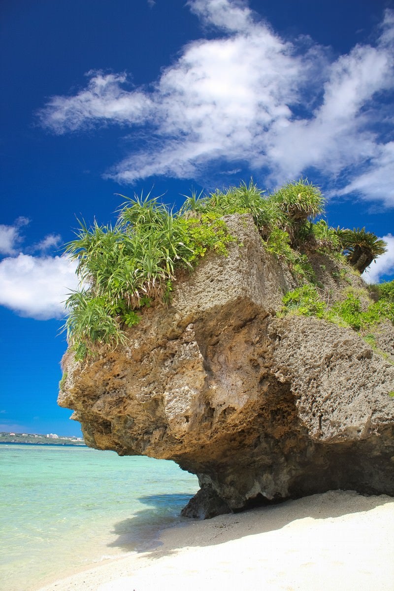 「瀬底島の岩」の写真