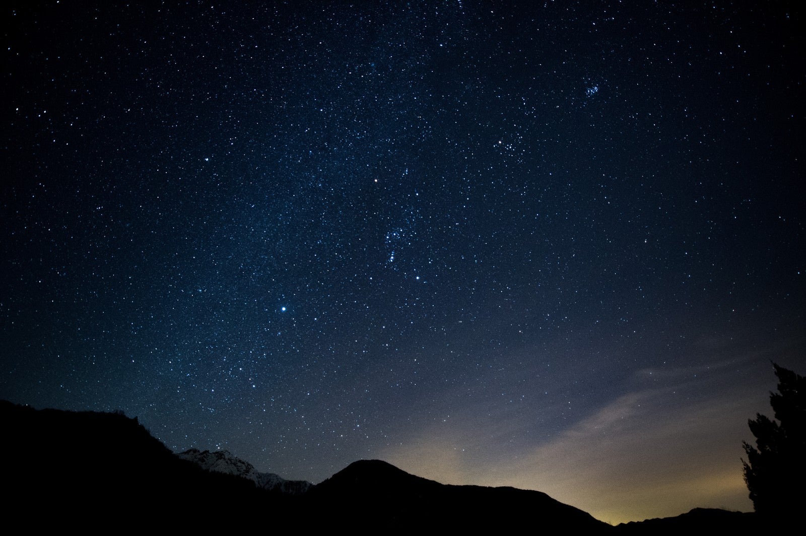 「山のシルエットと星空」の写真