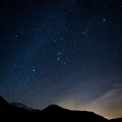 山のシルエットと星空の写真
