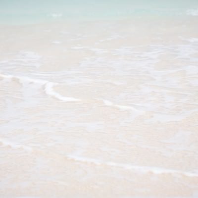 砂浜の波の写真