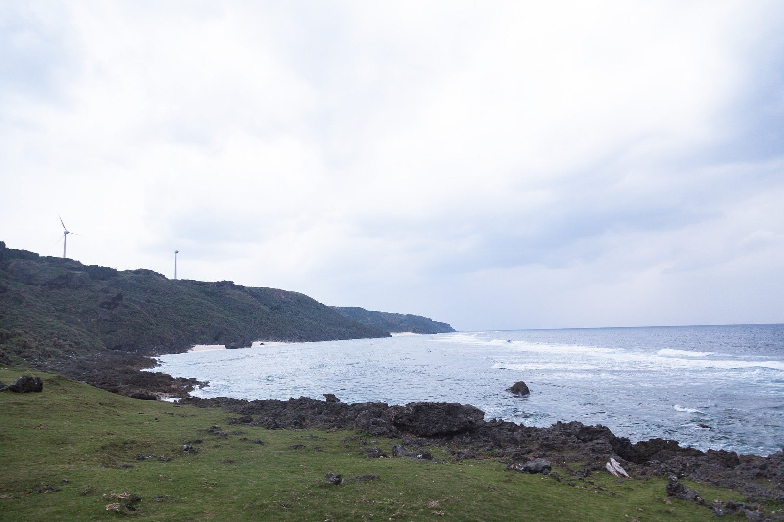「与那国島の風力発電と岸」の写真