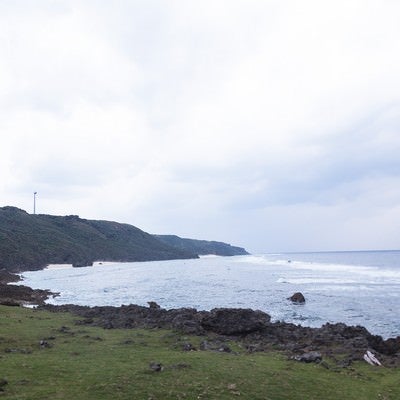 与那国島の風力発電と岸の写真
