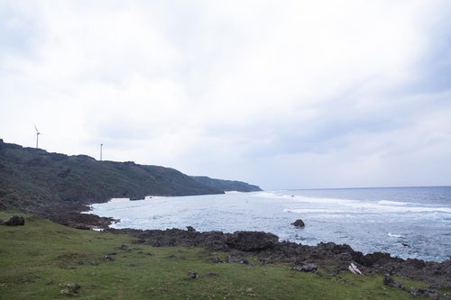 与那国島の風力発電と岸の写真