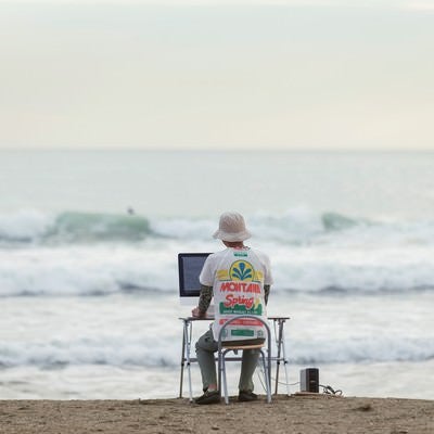 度重なる修正に呆然とするWebデザイナーの心境を現してみたの写真