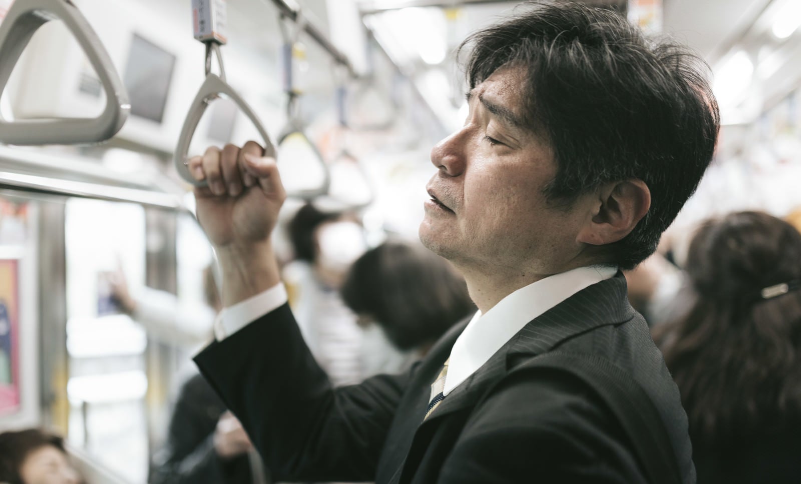 「満員電車の通勤が最も疲れる原因（中年男性）」の写真［モデル：よたか］