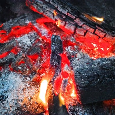 赤く燃える木炭の写真
