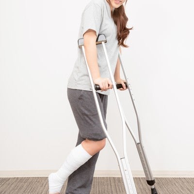 松葉杖で通院する女性の写真